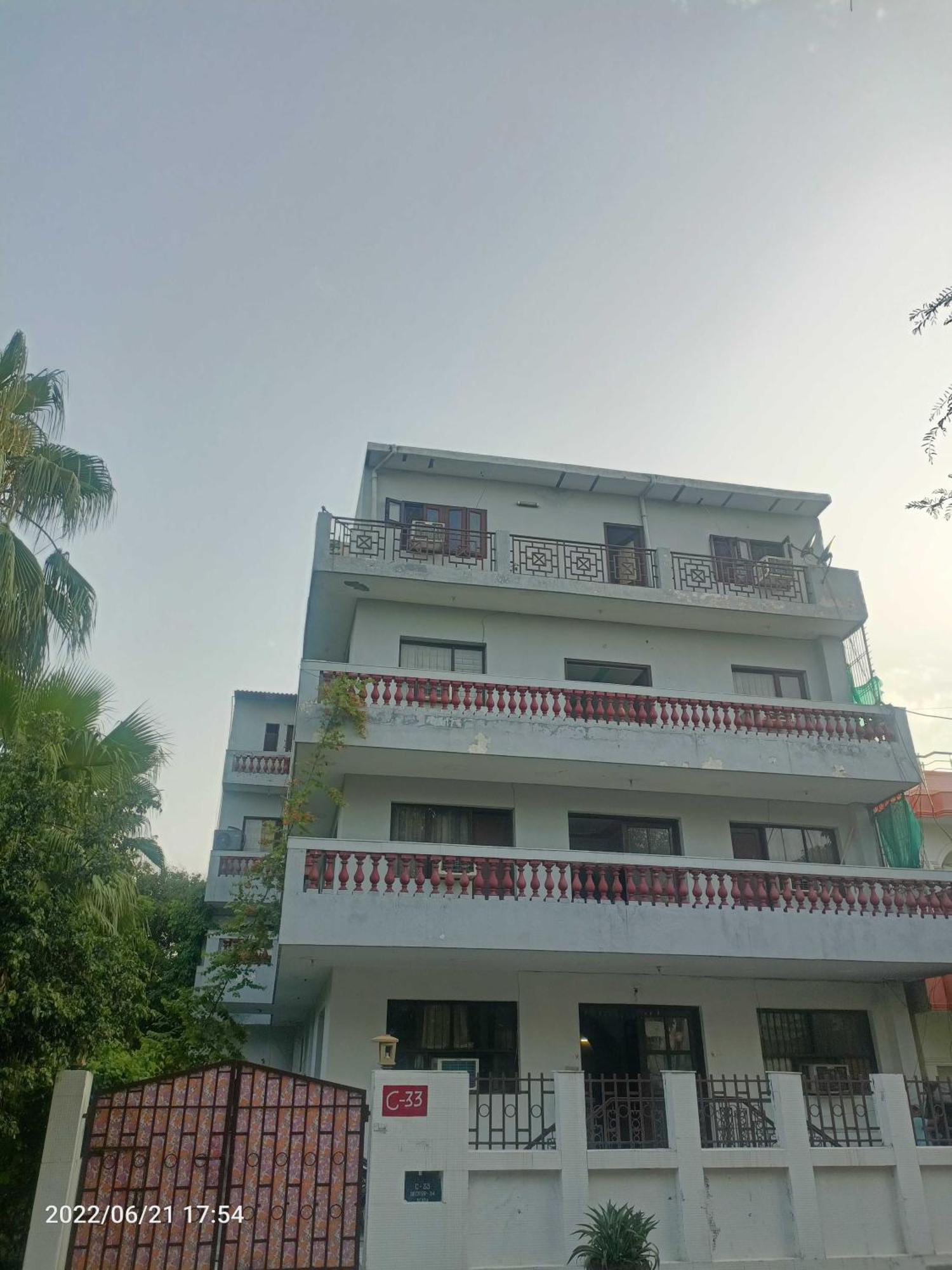 Hotel OYO 90997 Metro View Residency Noida Esterno foto