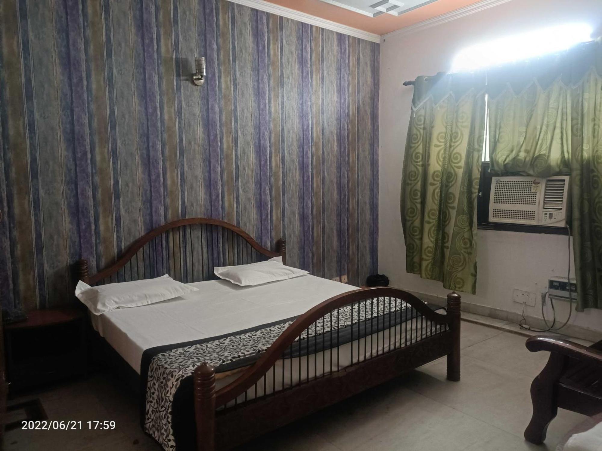 Hotel OYO 90997 Metro View Residency Noida Esterno foto