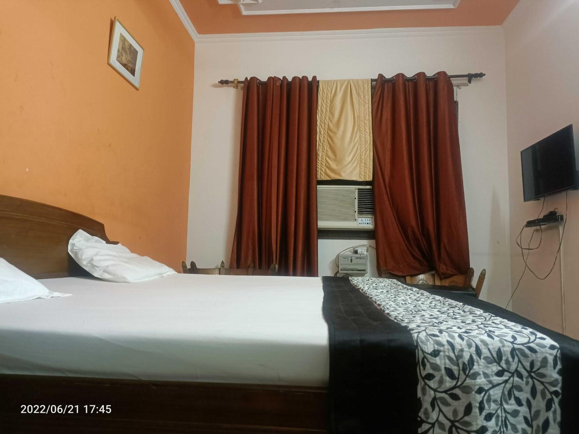 Hotel OYO 90997 Metro View Residency Noida Esterno foto