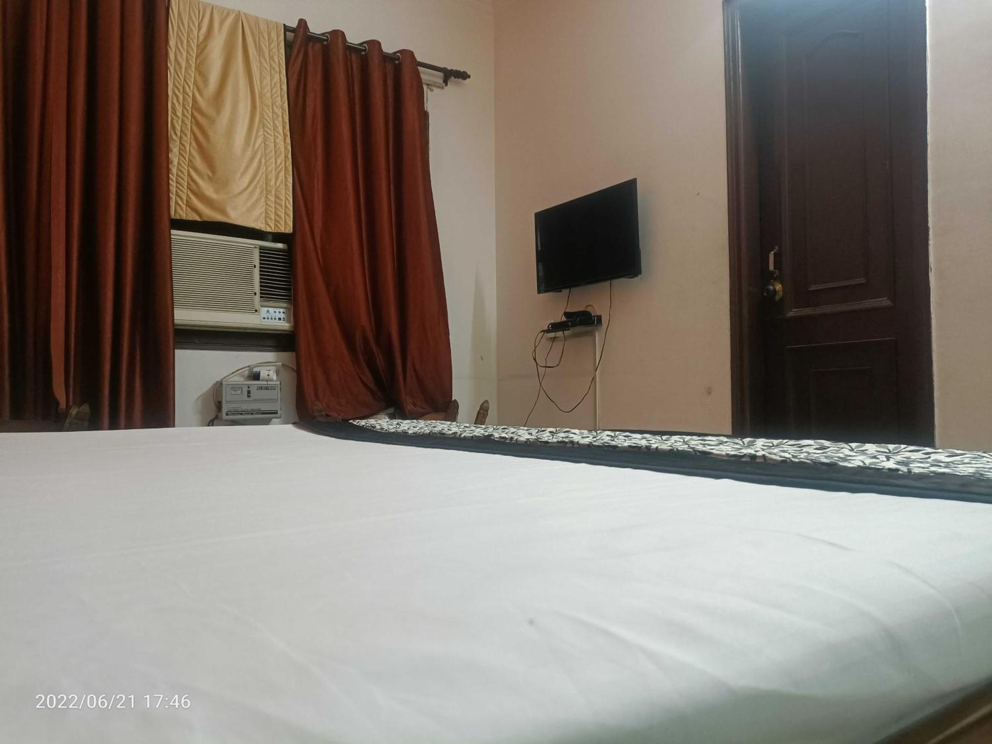 Hotel OYO 90997 Metro View Residency Noida Esterno foto